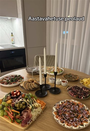 Aastavahetuse peolaud 🥂🍾✨ Kuna argipäevadel me sööme üsna lihtsalt ja tavaliselt, siis pidupäevadel võib veidi uhkemalt 🤭 Laual on: • caesari salat krevettidega • juustuvaagen •tomati-mozzarella salat •lôhe-toorjuustu taldrik •prosciutto rullid •soolatud lõhe tilliga •forellimari koos lisanditega •ciabatta / mini röstsai •kartulikrõpsud dipikaste Anna kommentaarides teada, kuidas peolaud tundub 🤍 #foodtok #foodies #snacks #dinner #foodblogger