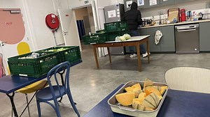 Sans-abrisme à Bruxelles : inauguration d’un nouveau centre des Petits Riens à Forest, un 'lieu pour passer la journée' - RTBF Actus