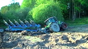 485K views · 1.8K reactions | Här skulle det plöjas men det var lite i smetigaste laget. Nu måste Claas-traktorn bärgas. Häng med. Klippet är ganska gammalt därav kvaliteten. | Traktor Power | Facebook