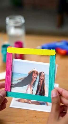 “This frame is made from sticks! 😲”Ice Cream Stick Photo Frame DIY #diy #artandcraf