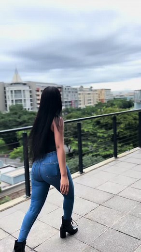 Urban Style Inspiration: City Balcony and Bathroom Selfies