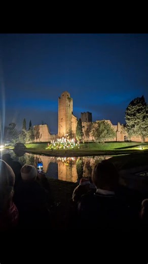 🎄 CERIMONIA DI ACCENSIONE DEL NATALE ✨ Accompagnati da nenie di Natale, dalla musica delle zampogne 🎶, e soprattutto dallo stupore degli occhi dei bambini 😍 le luci del Natale ora illuminano e rendono ancora più bella la nostra città! ✨🏰 La tradizionale accensione delle luminarie nel Centro Storico si è svolta oggi, domenica 7 dicembre, in un’atmosfera magica e partecipata ✨🕯️. Il Sindaco Stefano Sorino, insieme a numerosi Amministratori 👏, ha salutato i presenti e ringraziato chi sta lavo