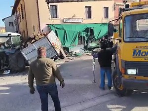 CROCETTA DEL MONTELLO | RIMORCHIO SI STACCA E PIOMBA SUL BAR, PLATEATICO DEVASTATO MA NESSUN FERITO - ANTENNA TRE | Medianordest