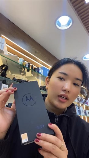 Sellanyphone Ae on Instagram: "Motorola razr 40 ultra 256 gb. 256 gb has box . Price 900aed. Has box . Contact 0555320982.no delivery no shipping.#motorola#smartphone#dubai#foryoupage#motorolarazr40ultra"