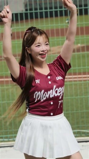 The girls reacted so quickly to the cheers! #QuQu