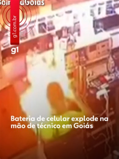 Goiás - Uma câmera de segurança registrou o momento em que um celular explodiu nas mãos de um técnico em uma assistência técnica em Aparecida de Goiânia, na Região Metropolitana da capital. Segundo reportagem da TV Anhanguera, o incidente aconteceu enquanto o profissional realizava o conserto do aparelho. Nas imagens divulgadas pela TV, é possível ver o momento da explosão. O homem aparece sentado ao lado de outro funcionário e chega a cair da cadeira devido à força do impacto. Outros funcionári