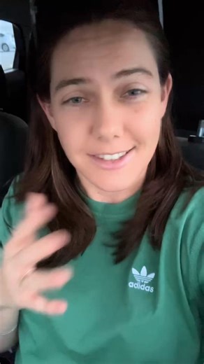 כולנו רגילים לחשוב במונחים של ״בעד״ או ״נגד״, אבל מה אם נוכל לפתח גמישות מחשבתית שמאפשרת לנו לראות גם את ה-״גם וגם”? שיטת PMI (Plus, Minus, Interesting) מלמדת אותנו להרחיב את נקודת המבט ולבחון כל רעיון משלושה כיוונים: מה היתרונות שבו, מה החסרונות, ומה..מעניין או מסקרן בסיטואציה. כשאנחנו מפסיקים לחפש תשובה אחת נכונה ומתחילים לשאול שאלות ולתהות, החשיבה שלנו נעשית יצירתית יותר, רגועה יותר, ובעיקר פתוחה לאפשרויות חדשות 🙏🏻 שתפו עם חבר/ה שנמצא/ת בצומת דרכים. מי יודע, אולי ממש תעודדו אותו/ה ☺️ #השראה