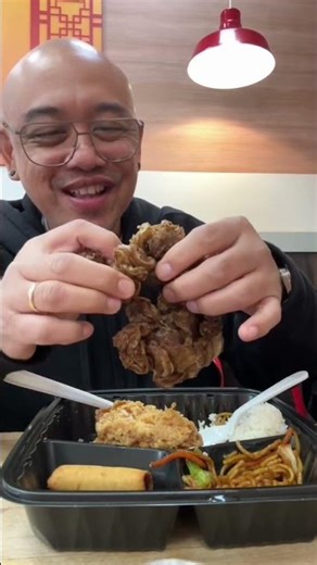 You found the crispest, tastiest chicharon bulaklak🤤 Deep-fried perfection with spicy vinegar!🌶️✨