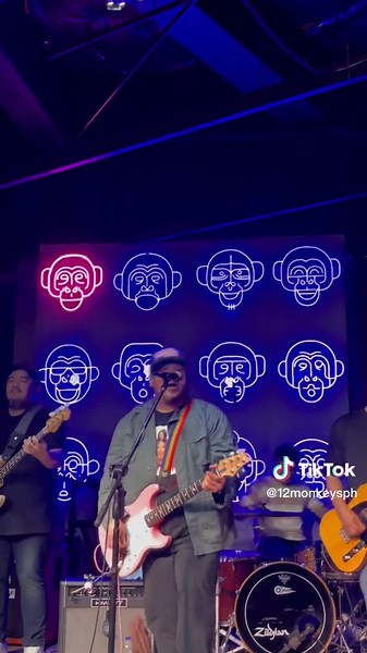 @Mayonnaise performing “Ipagpatawad Mo” originally by VST & Company live at 12 Monkeys 🙊🙉🙈 #livemusic #liveperformance #12monkeysph #mayonnaisemusicph #bar #Pasig #Manila #Philippines #foryoupage #fyp