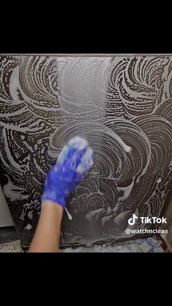 And the fridge, I always wait too long because I have to put away the milion Magnets and the kids drawings from the door and then putting them back afterwards 😅 But today was time and I did it 😎#asmrsounds #sudsyscrub #fyp #cleantok #creatorsearchinsights