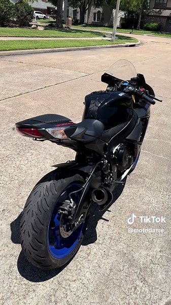 Exploring the Suzuki GSX-R750: A Photographer's Dream