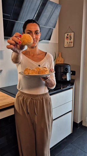 Con l’Airfryer Philips Serie 2000 puoi cucinare in modo leggero e gustoso senza friggere. La cottura ad aria rende ogni piatto croccante, sano e pronto in pochi minuti. #PhilipsCasa #AirfryerSerie2000 | Philips Casa