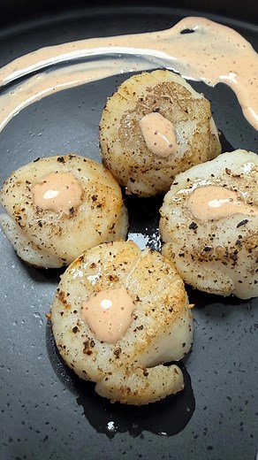 Best scallops ever? Low and slow to start. Hot, fast, and irresistible to finish. 🧂🦪🔥 We went from cool science to hot seduction: salt‑block seared scallops on the barbecue. Go low and slow to preheat the block, then sear 3 minutes a side till golden perfection. Finish with spicy chipotle mayo and a dash of smoke‑infused confidence. Simple. Salty. Sensational. This is for auew Kinda Crave Worthy. Who wants a bite? 😏🔥 #STEMMeatSeries #SaltBlockCooking #Scallops #BBQScience #SmartIsSexy #Culi