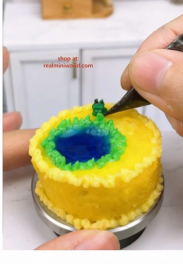 Create Adorable Miniature Cakes with Tiny Baking Supplies