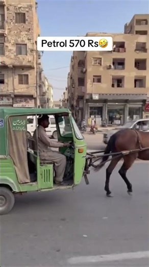 Petrol 570 Rs تو یہ کریں گے 🐴 #PetrolPrice #KarachiPetrolPrice #FunnyVideo #DesiJugaad #Pakistan
