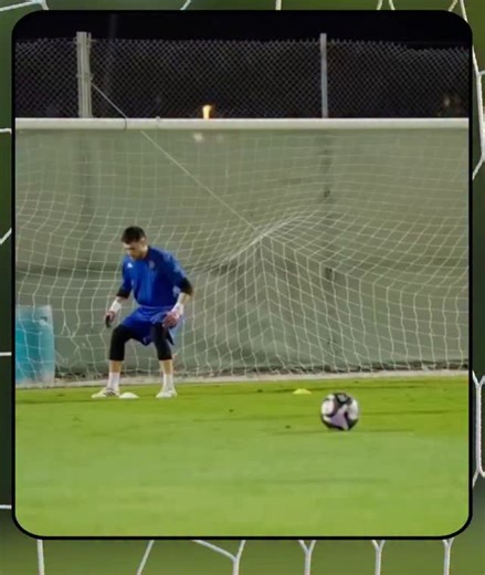 🟢⚫ Al-Kholood GK Training: Multi-Ball Focus ​The Al-Kholood FC goalkeepers worked on cognitive reaction in a specialized session today. ​The Goalkeeper Coach utilized a multiple-ball sequence to drastically increase the cognitive load during shot-stopping. This demanding drill forces the 'keepers to make instantaneous decisions and track multiple threats, sharpening their mental speed under pressure. 🗣️GK Coach: Juanma Cruz ​#AlKholoodFC #GoalkeeperTraining #CognitiveSkills #GKs | Everaldosant