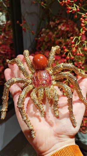 Levi Higgs on Instagram: "If you know me, you know I absolutely HATE spiders. I couldn’t, however, miss the chance to play with this @hemmerle masterpiece. When I was in London last fall, I had sadly just missed the wonderful Brooch exhibition at @wartski1865 but I was lucky enough to run into @tefkrosc at @hemmerle’s @padesignart booth and he brought this out of the vault just for me. The humongous tarantula brooch had just been on display at Wartski, but was now scuttling up my arm and shoulde