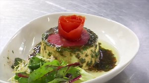 Le chef du restaurant L'Ambroisie vous livre sa recette fraîcheur de l'été: la "royale d'oignons de Trébons"