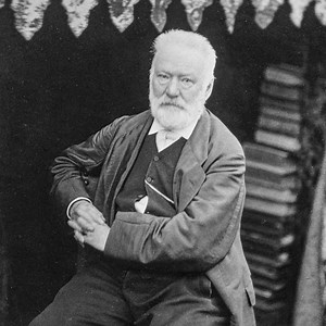 Ein Kunstwerk kann vieles sein: Romane, Gedichte, Zeichnungen. Der berühmte französische Schriftsteller Victor Hugo wollte es jedoch nicht dabei belassen und verwandelte schlichtweg sein eigenes Haus in eines 🎨🏠. Inspiriert von seinem künstlerischen Schaffen spiegelt das "Hauteville House" das kreative Denken des im Exil lebenden Franzosen wider. Die Doku "Victor Hugo auf Guernsey" führt durch den mit viel Liebe zum Detail eingerichteten Wohnsitz ➡️ https://so.arte/victor-hugo-guernsey | Arte