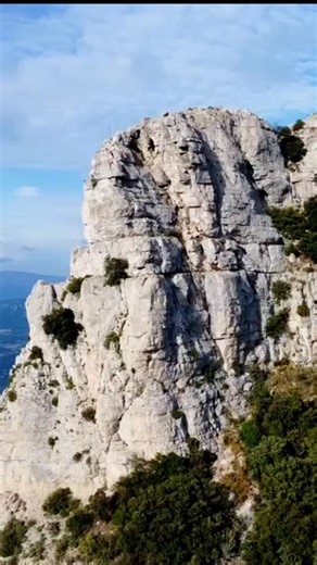 Les dents de Roque Forcade, le plan des vaches avec un aller-retour à la tour Cauvin. ÉPISODE 1 Dans cette belle ligne de piliers rocheux, se dissimule une trace, un tantinet aventureuse. Elle n'égale pas le célèbre sentier Marcel Estruch mais offre une belle alternative aux sentiers balisés du coin. Pour les personnes sujettes au vertige, sachez que ce parcours est aérien. 📍Départ du col de l'Espigoulier, sur la route départementale 2 dans les Bouches-du-Rhône. 🅿️ Parking gratuit 🔁 Boucle de
