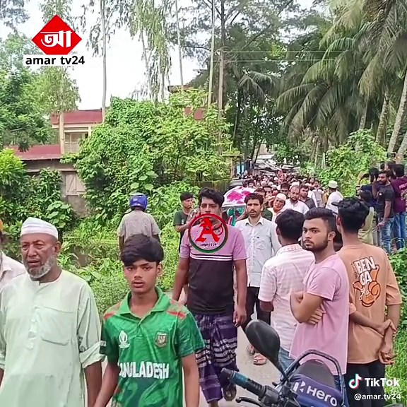জানাযা শেষে দা'ফনের জন্য সারি সারি করে নিয়ে যাওয়া হচ্ছে ভ
