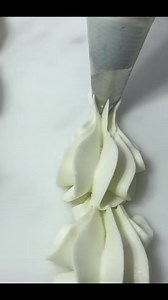 Here is a simple, stable all-weather vanilla buttercream that works in heat, humidity, and cold. It’s great for frosting, piping, and covering cakes. 🌦️ ALL-WEATHER VANILLA BUTTERCREAM (Stable in Heat) Ingredients🎁🎄 250g unsalted butter (slightly cold, not too soft) 150g vegetable shortening (this is what makes it stable in heat) 500–600g icing sugar (adjust to taste; use 500g for low sugar) 2 tbsp milk or water 1 tbsp vanilla essence A pinch salt (helps balance sweetness) 🧁 How to Make It 1