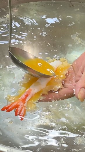 【サクサク】リアルすぎるえび天の食品サンプルができるまで🍤 食品サンプル業界の第一線で活躍し続ける伝説の職人、竹内繁春さんにその技を披露いただきました✨ 今回はまるで揚げたて！ビジュが強すぎる海老天の作り方🍤 サクサク感が伝わる衣と透けて見えるエビのプリッと感がたまらない🤤 細かいニュアンスまで表現できちゃうなんて神業すぎないか...！！ お祭りや学校など出張で食品サンプル制作体験もしているそうなので、気になる方はサイトに飛んでみてくださいね✅ 📍食品模型のアイディア さんぷる屋さん 愛知県日進市藤枝町小山773 | Tastemade Japan