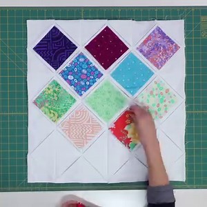 This quick quilted gift comes together with NO curved piecing (hallelujah!). Get the free pattern full tutorial from Angela Walters of the Midnight Quilt Show on our Youtube channel → https://youtu.be/AwxjWp_OLB8 | Craftsy