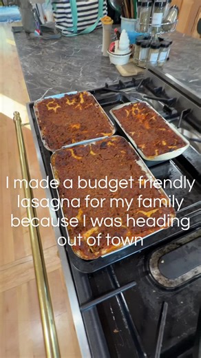 So here's another budget friendly meal that you can make for your family. I made enough lasagna for 21 servings. So it cost roughly $3.50 a person for dinner. What's also great is this meal freezes good if you want to make it ahead, serve them and then store it so you can eat it later #mealprepping #budgetfriendly #lasagna #dinnerideas #justthebells10