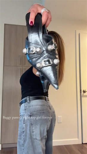 Styling Baggy Pants with a Tight Top for a Chic Look