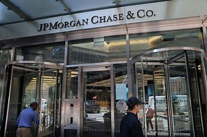 Ex-JPMorgan traders face U.S. trial on racketeering charges