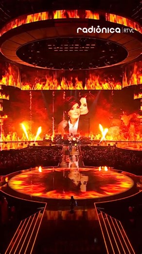 Robbie Williams rinde homenaje a Ozzy Osbourne en los BRIT Awards 2026 con “No More Tears”, protagonizando uno de los momentos más emotivos de la ceremonia al interpretar el clásico del legendario vocalista británico. El artista representó junto a Zakk Wylde, Tommy Clufetos, Adam Wakeman y Robert Trujillo, la influencia del Príncipe de las Tinieblas en la historia del rock. 🎤🖤🎸 #RobbieWilliams #OzzyOsbourne #BRITAwards2026 #NoMoreTears | Radiónica