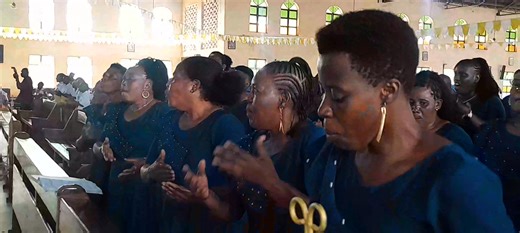 🎥 MUNGU TUNALETA VIPAJI VYETU NYAKATO - MWANZA Karibu usikilize na kutafakari wimbo "Mungu tunaleta Vipaji Vyetu" uliyoimbwa na Shirikisho la kwaya katika Parokia Teule ya Isegeghe, wakati wa Adhimisho la Sadaka ya Misa Takatifu ya Jubilei ya miaka Hamsini ya Masista wa Dada Wadogo wa Yesu Tanzania, iliyoadhimishwa na Padre Andrew Massawe m, Vika wa Watawa Katika Parokia ya Mtakatifu Joseph Mukasa Nyakato Jimbo Jimbo Kuu Katoliki Mwanza. • www.radiomaria.co.tz #Kapulamama2025 #Mamawamatumaini |