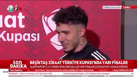 🎙️Melike Çelik: Bugünkü performansına 10 üzerinden kaç puan verirsin?🗣️ Emirhan Topçu: Mütevazi olup 6 diyeyim ben. 8 falan dersem kötü yorumlar alabilirim. 🎙️Melike Çelik: Tamam sen 6 de, ben 8.5 diyorum.🗣️ Emirhan Topçu: Teşekkür ederim, çok sağol