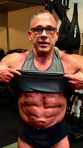 Aujourd’hui c’était grosse séance cuisses pour garder proportion et symétrie entre le haut et le bas du corps 🦵🔥 Axe principal : le hack squat, puis on a enchaîné belt squat, leg extension, leg curl, banc spinaux et mollets squat belt . Travail propre, profond, contrôlé… on construit du solide 💪 #legday #muscu #fitnessfr #workoutfr #cuisses