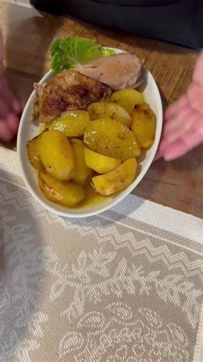 Gebratene Ente aus dem Ofen mit Kartoffeln, Zitrone und Gewürzen