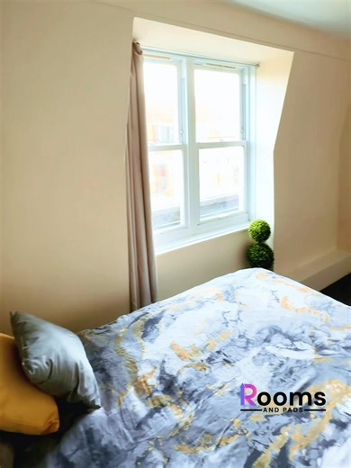 Spacious, bright, and well laid out — two double rooms complemented by a shared space made for relaxed London living. 👉 Book your spot — Go to the link in bio (roomsandpads.com) #FulhamLondon #SharedLiving #RoomsAndPads #DoubleRooms #LondonLifestyle #AirbnbVibes #CityHomes #ModernLiving