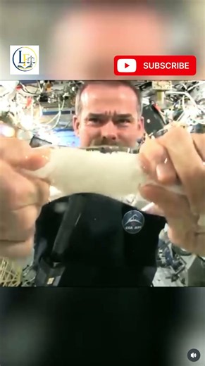 “What Happens When You Wring a Wet Towel in Space? 😱 Chris Hadfield’s Zero-Gravity Experiment”