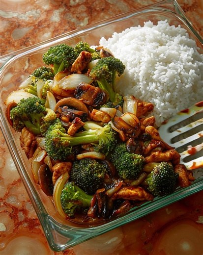 🥡 Chicken & Broccoli Stir-Fry with Mushrooms and Rice 🍗🥦🍚 Prep Time: 15 minutes Cook Time: 15 minutes Servings: 4 Calories per serving: ~480 kcal 📝 Ingredients 500 g boneless chicken breast or thigh, thinly sliced 1 large head of broccoli, cut into florets 🥦 200 g mushrooms, sliced 🍄 1 medium onion, sliced 2 garlic cloves, minced 2 tbsp soy sauce 1 tbsp oyster sauce (or hoisin sauce as a substitute) 1 tbsp cornstarch 1 tsp sesame oil (optional) 2 tbsp neutral oil (like vegetable or sunflo