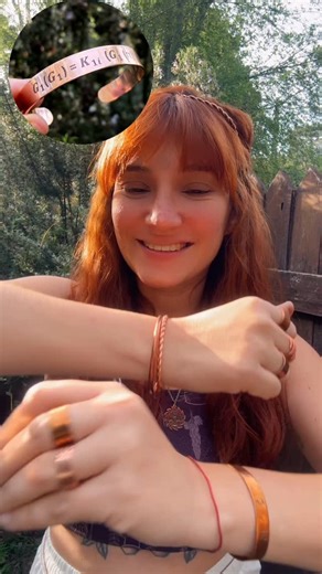 Carla 🙏 Santo Cobre on Instagram: "✨ Esta es la pulsera de Grabovoi y desde que la tengo… no me la saco más. Grabada lleva una fórmula que parece imposible de leer (pero que vibra altísimo): G₁ de G₁ = Kᵢ₁ de G₁ de π Es una de las secuencias canalizadas por Grigori Grabovoi, un científico y místico ruso que trabajó durante años con frecuencias numéricas y fórmulas que buscan armonizar la realidad. Esta, en particular, es conocida como la frecuencia que resuelve todo. Sí, todo. Problemas, caos, 