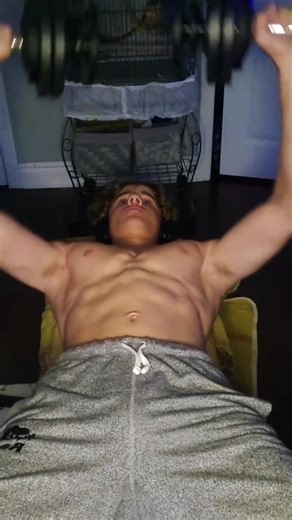 Average chest dominant 15 year old #workout #bodybuilding #fit #fitness #creatorsearchinsights @Eric English @gabriel_peluffo