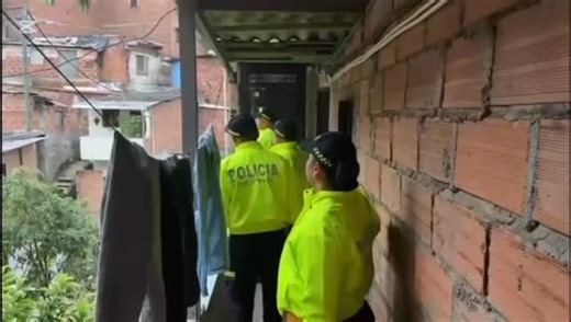 Prensa Paisa on Instagram: "Caen los ‘caza turistas’: cuatro capturados por drogar y robar extranjeros en Medellín La noche paisa volvió a estar en la mira de las autoridades. En un golpe contundente contra el hurto a turistas, la Policía Nacional capturó a cuatro personas señaladas de integrar una estructura delincuencial que operaba en Medellín usando engaños, aplicaciones de citas y sustancias para dejar indefensas a sus víctimas. La operación, liderada por unidades de Policía Judicial de la