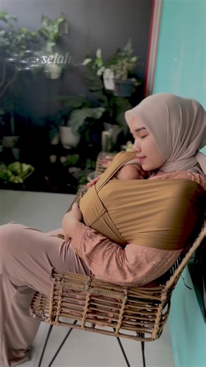 Rissa NurFauziah on Instagram: "Bersama @cuddleme_id Wrapper yang simple dan instant buat baby semakin merasa dekat, hangat dan aman☺️🌺✨ “Di manapun dan siapapun yang gendong, jangan lupa selalu sedia CuddleMe ya moms” ingat gendongan ingat CuddleMe💕 . #SelaluSediaCuddleMe #cuddlemeindonesia #cuddleme #terpercayasejak2010 #peloporsscmshape"