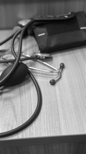 МАНИКЮР|ПЕДИКЮР|ОБУЧЕНИЕ|ПИТЕР|СПБ|МОСКОВСКИЕ ВОРОТА on Instagram: "Когда здоровье заставило поставить жизнь на паузу, оказалось, что пауза — тоже часть пути… Ты больше не можешь бежать, доказывать, успевать. Тело говорит громче планов, а тишина — громче слов. В этой остановке много страха. Но есть и то, что раньше не помещалось в бег: бережность к себе, умение слушать, право быть «не в форме». Сегодня я с 10 до 7 была в разных больницах этого города. Я общалась с разными врачами у всех свой под