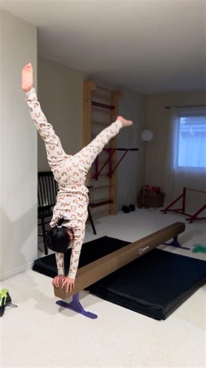 Balance beam tricks 🤸🏻‍♀️#gymnast #balancebeam #bodycontrol #handstand