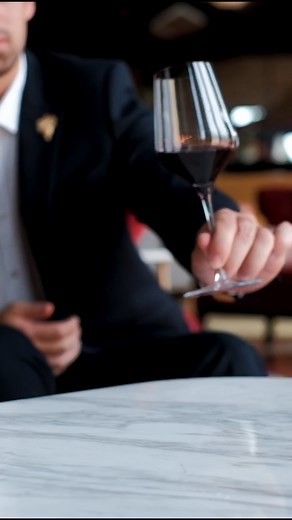 How do you make the most of Port wine? Drinking it like a pro!🍷 Look, smell, taste... These are the steps to enjoying this unique drink produced in our region.👌 If there's one thing that awakens all our senses, it's Port wine. Cheers!😎 ▪ Como tirar o máximo partido do vinho do Porto? Degustando-o como um profissional!🍷 Olhar, cheirar, provar... São estes os passos para apreciares esta bebida única que se produz na nossa região.👌 Se há algo que desperta todos os nossos sentidos, é o vinho do