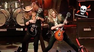 🔥The 8 Finger Tapping Shred Extraordinaries, the Incredible, Jeff Watson and @joelhoekstra13 , delivering a tasteful and Shredtacular tribute to the one and only, late, great Randy Rhoads, at the 2015 'Randy Rhoads Remembered' concert🔥🎸Not only is this performance of the 81' Ozzy Classic, 'Over The Mountain' fantastic but it's super cool to see these two on the same stage because, as some of you probably already know, Hoekstra had a stint in Night Ranger a few years back and he played all of 