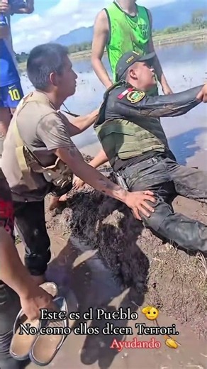 LA IMAGEN QUE UNE AL PERÚ: POBLADORES RESCATAN A UN POLICÍA