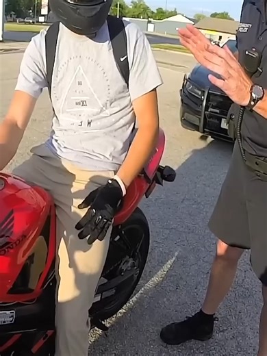 Cop stops the wrong biker and his friend admits it was him @bbsquad_@everythingairsoft1#roadrage #motorcycle #bikerlife #dashcam #bikers #biker #roadincident #trafficaccident