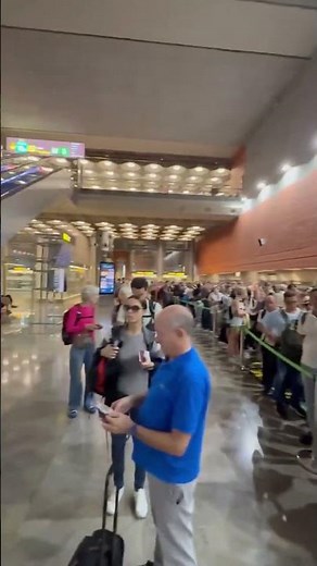 Caos en Barajas: colapsan los controles de seguridad y cientos de personas se aglomeran